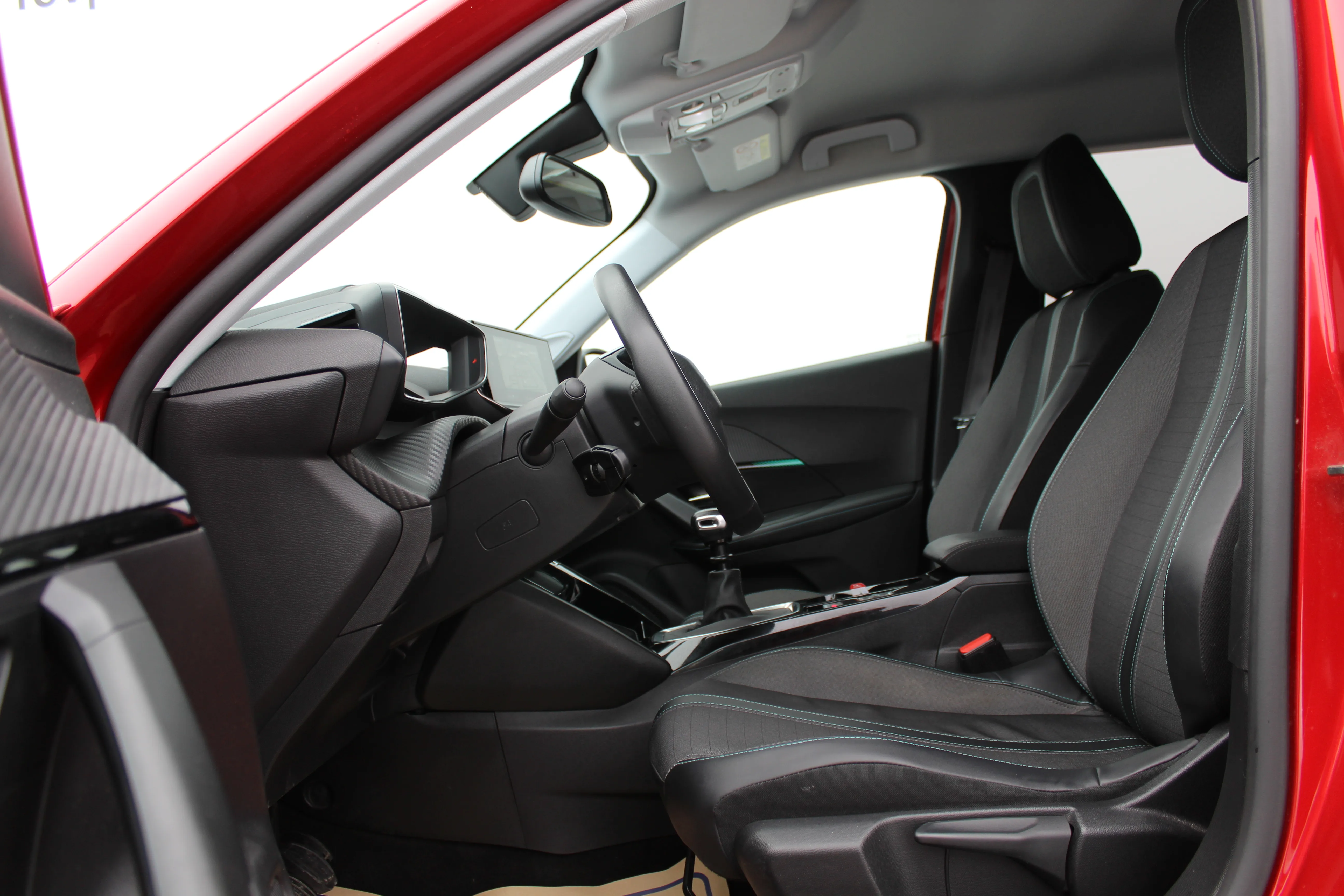 13059 peugeot 2008 1,2 puretech 100 s&s allure - slika 8