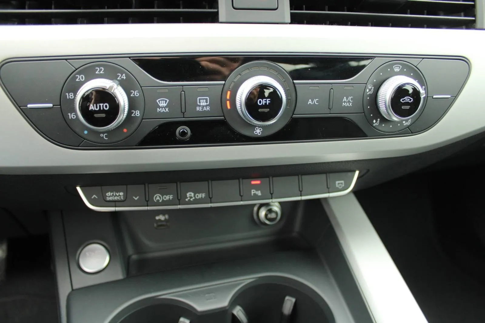 audi a4 30 tdi s-tronic *led, navigacija, kamera* - slika 18