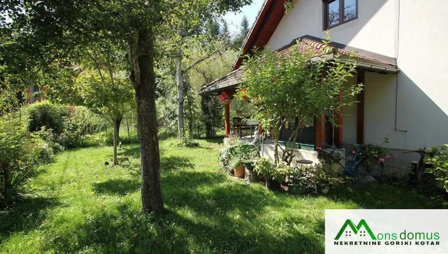 kuća s pomoćnim objektom i uređenom okućnicom (prodaja) - slika 15
