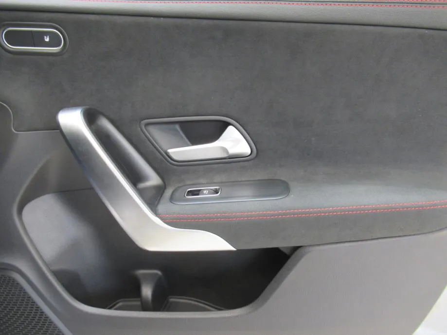 mercedes-benz cla 200 d amg line/keyless/panorama/multibeam led/19" - slika 10