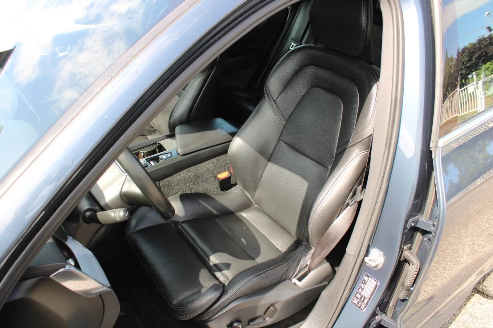 volvo xc60 2.0d automatik *led, navigacija, kamera* - slika 9