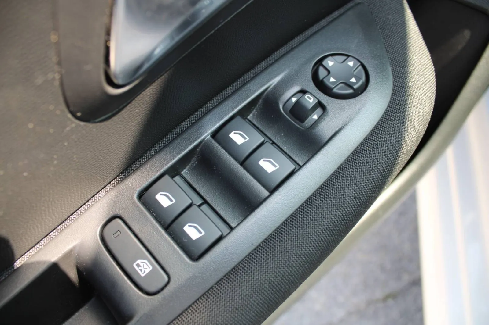 peugeot 208 1.2 puretech - slika 6