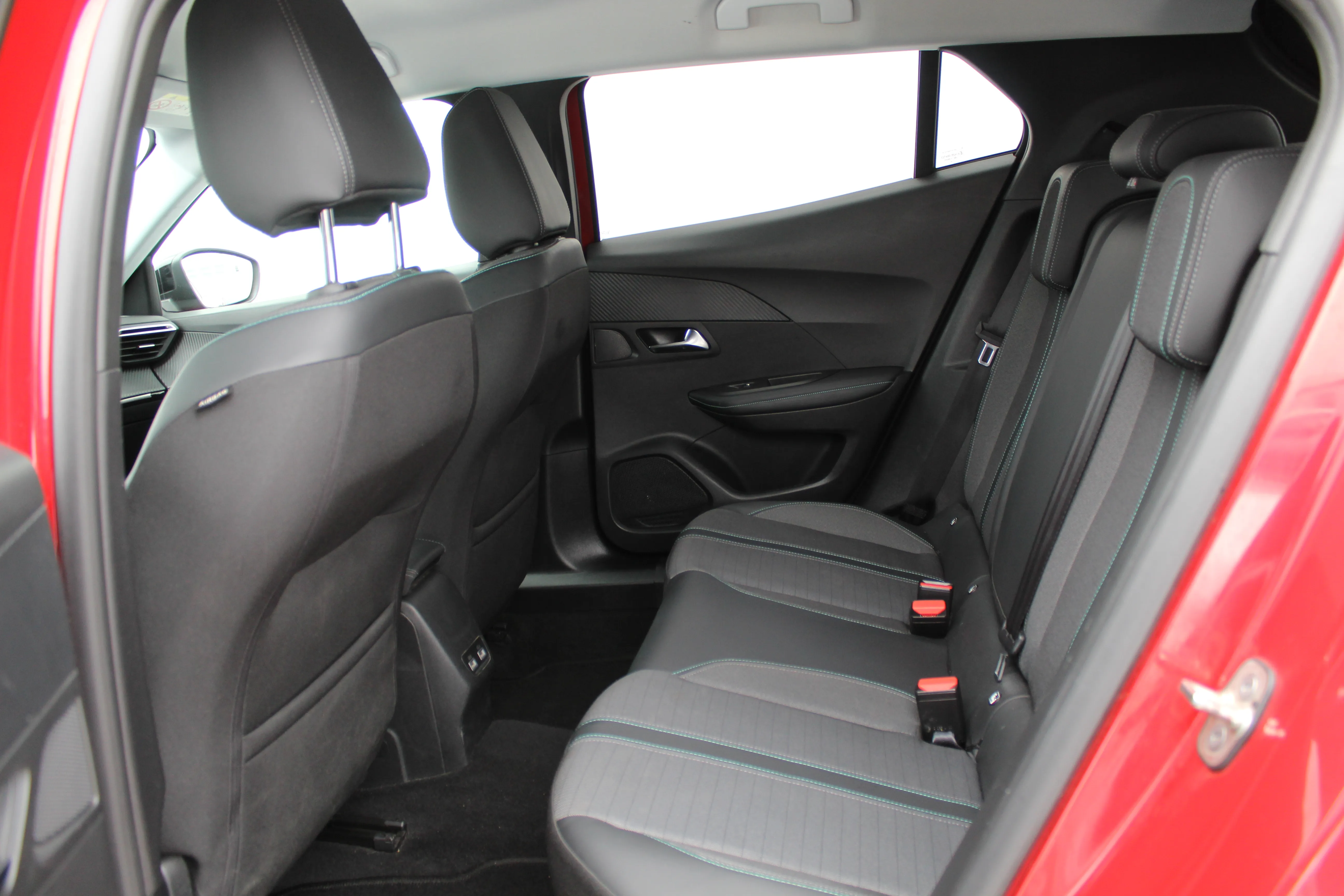 13059 peugeot 2008 1,2 puretech 100 s&s allure - slika 11