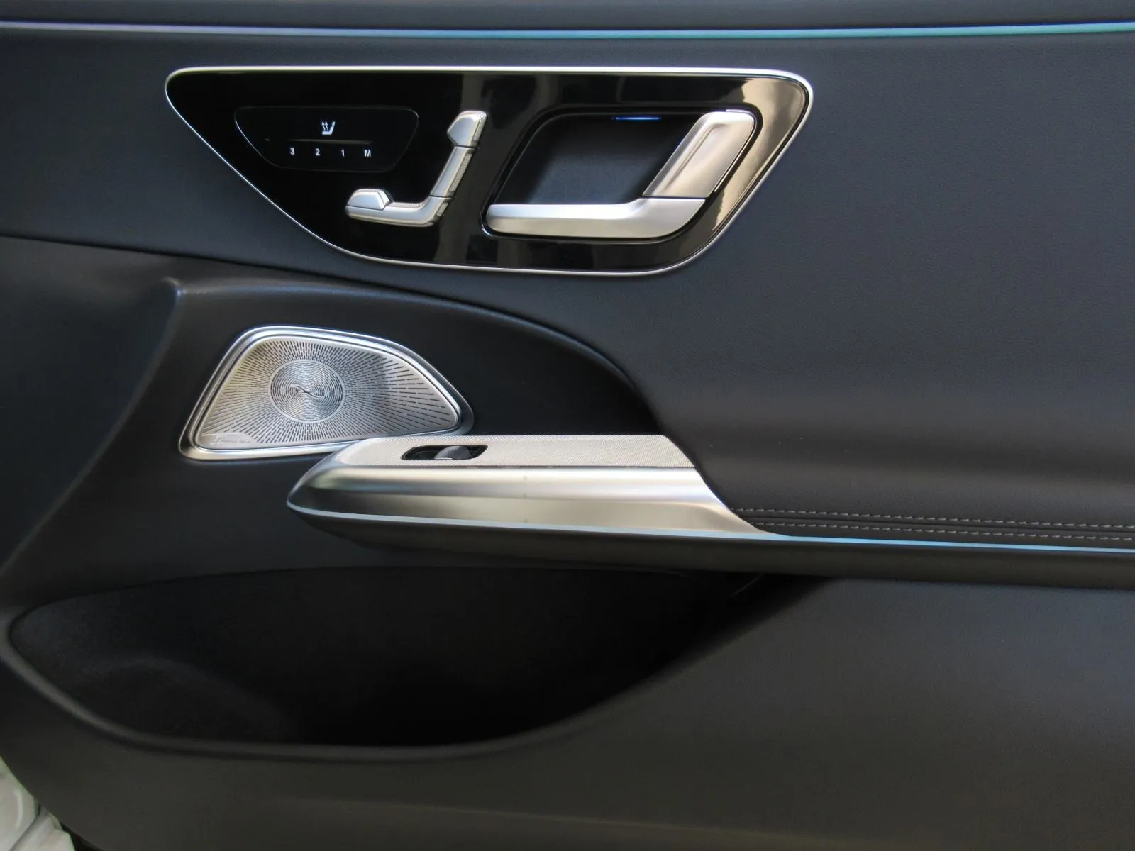 mercedes-benz e-klasa 300 de amg line/night/360°/digital/burmester/dc - slika 17