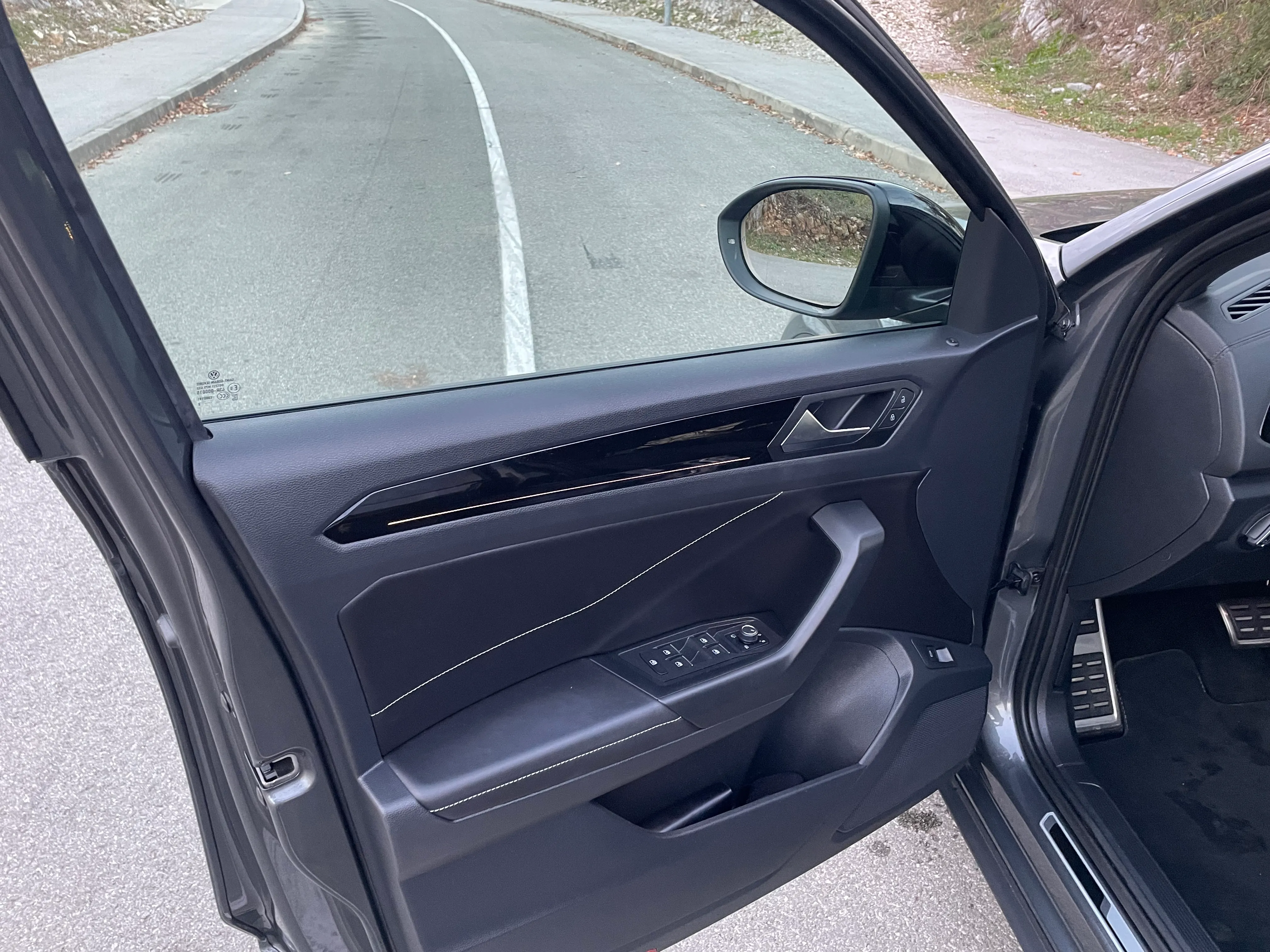 vw t-roc 1.5 tsi,dsg,r-line,black,matrix,iq,kamera - slika 5
