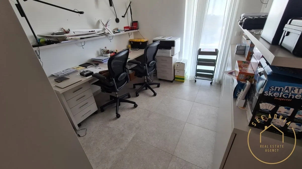 prekrasan stan sa pogledom na marinu - slika 13