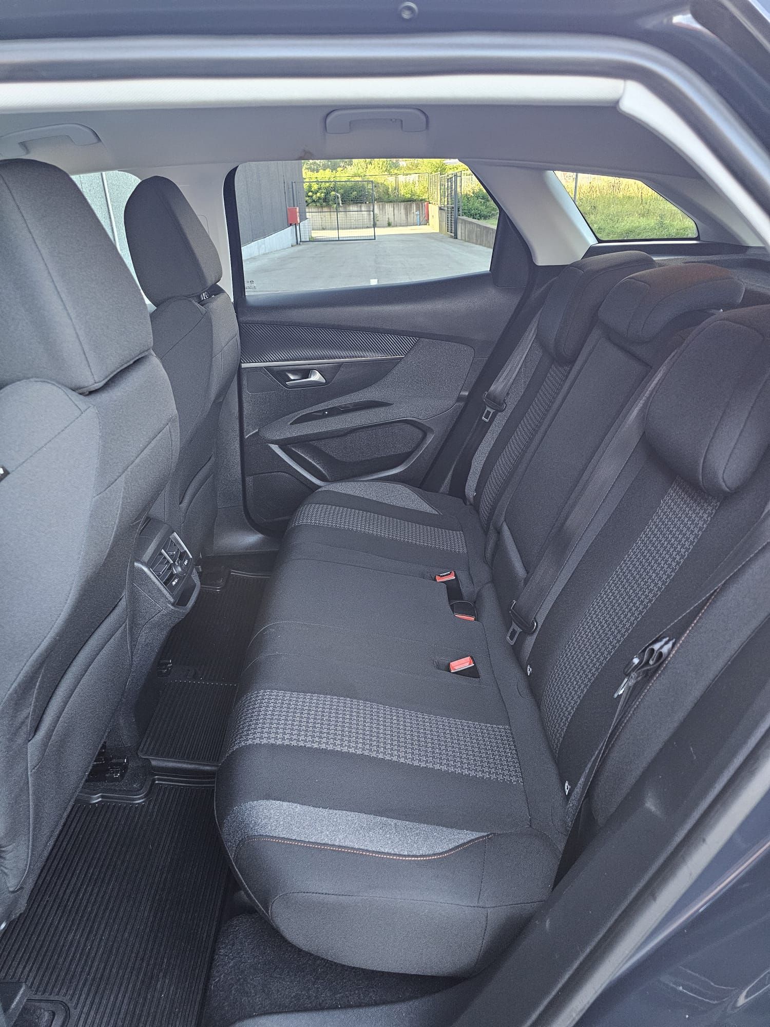peugeot 3008 1,2 , 164000 km 2017g. - slika 8