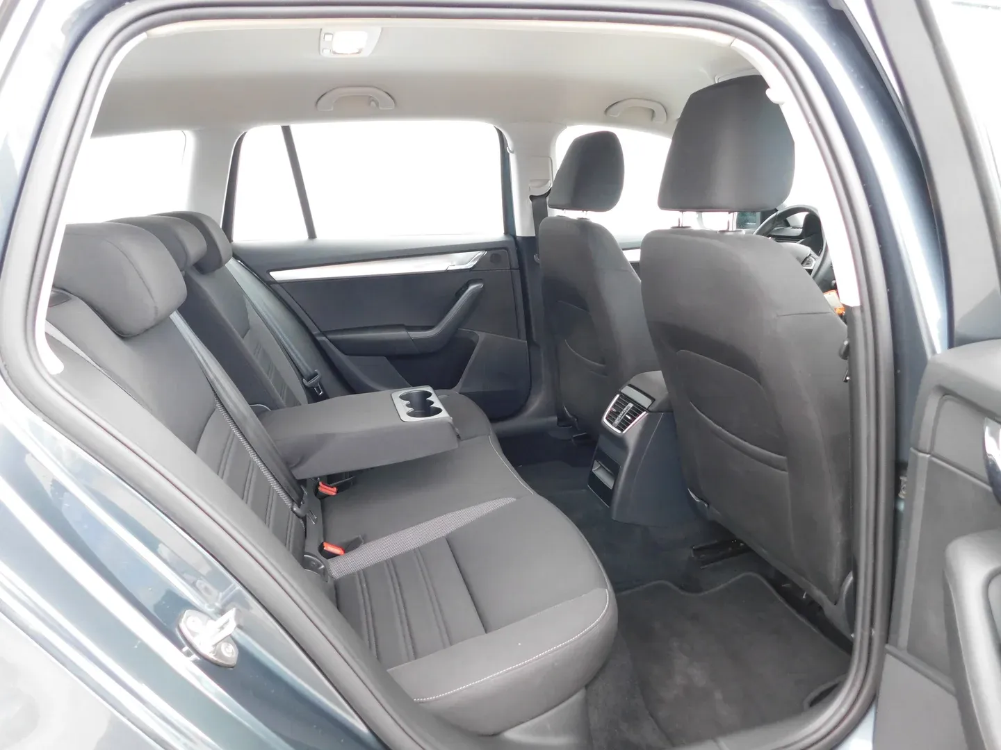 09325 škoda octavia combi ambition 1.6 tdi - slika 12