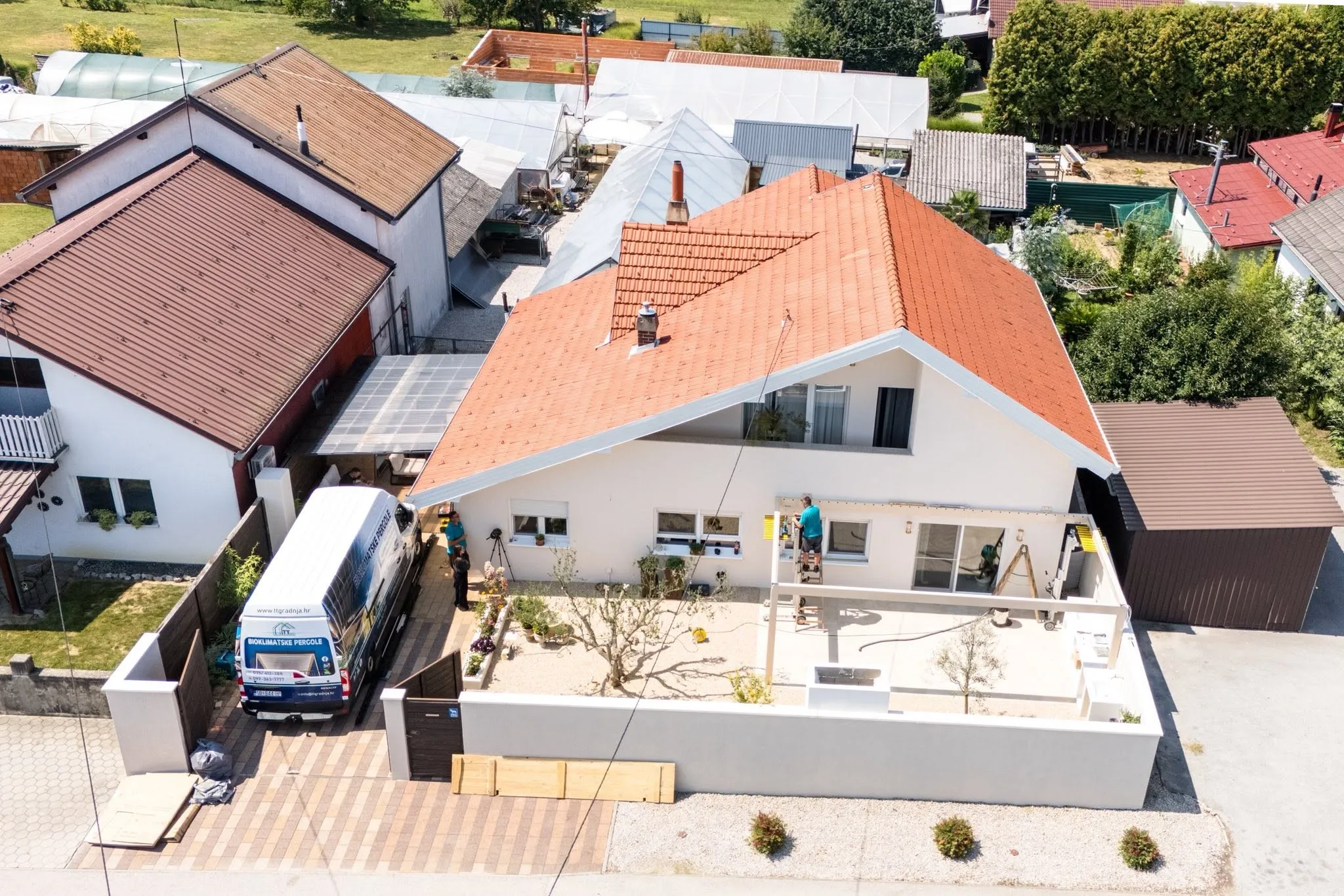 montaža moderne bioklinatske pergole - slika 6