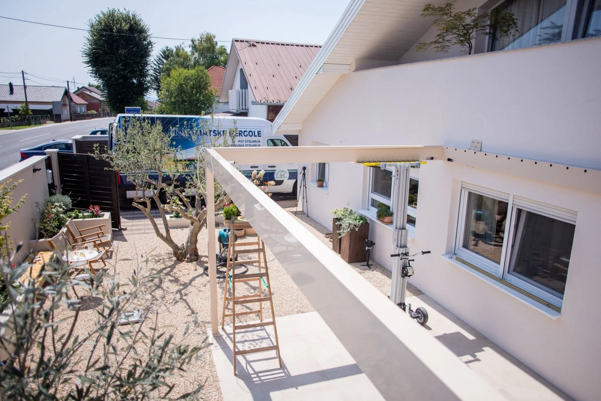 montaža moderne bioklinatske pergole - slika 14
