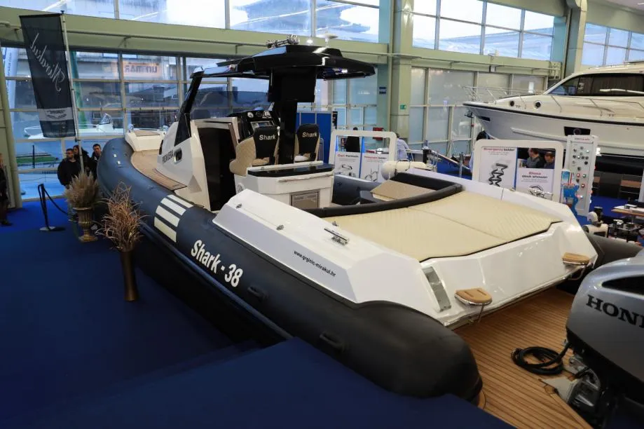 shark 38 - novo model 2026 gumenjak sa kabinom, motori 2 x 250 - slika 4
