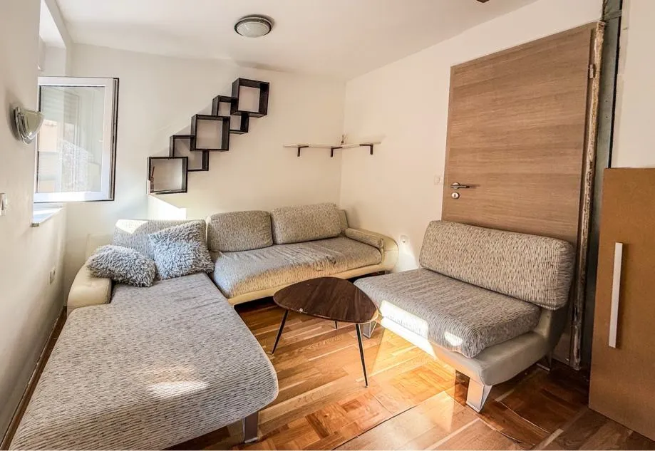 RIJEKA, BULEVARD– stan 1S+DB s korištenjem ograđene okućnice (prodaja)
