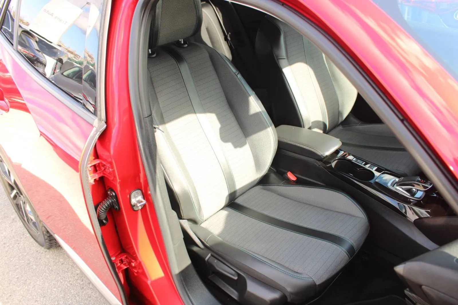 peugeot 2008 1.2 puretech allure automatik - slika 12