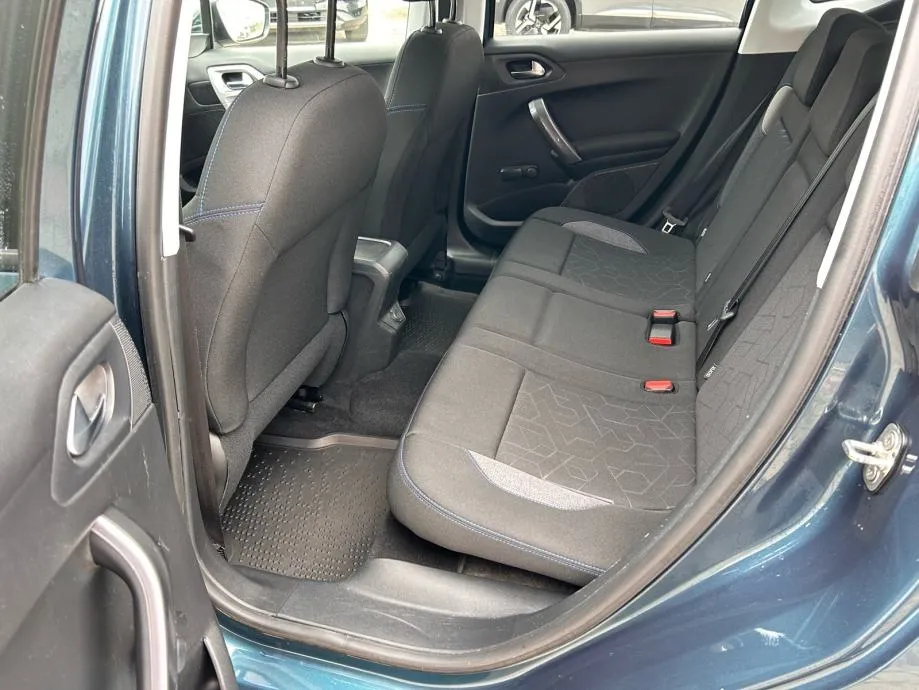 peugeot 2008 1,2 benzin 2018.,allure, reg:17.01.2027.,servisna, navi - slika 13