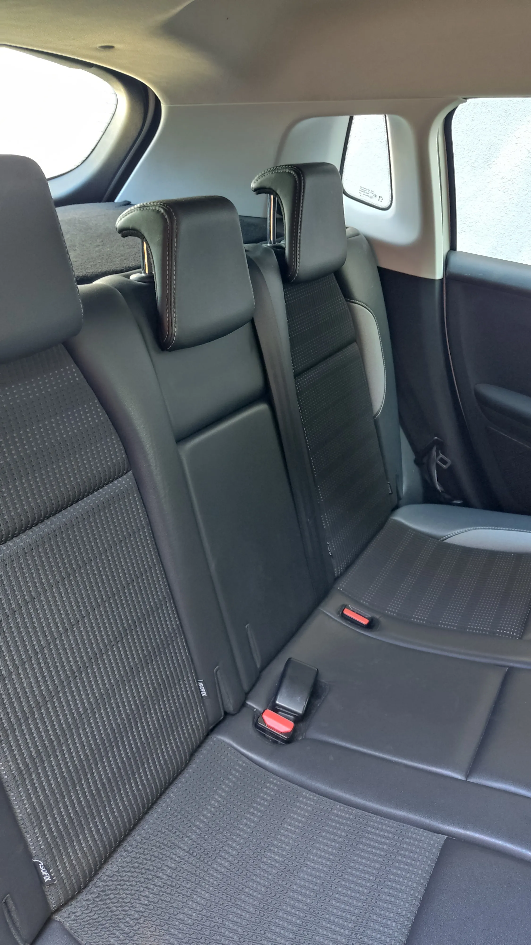 peugeot 2008 1,2 allure - slika 19