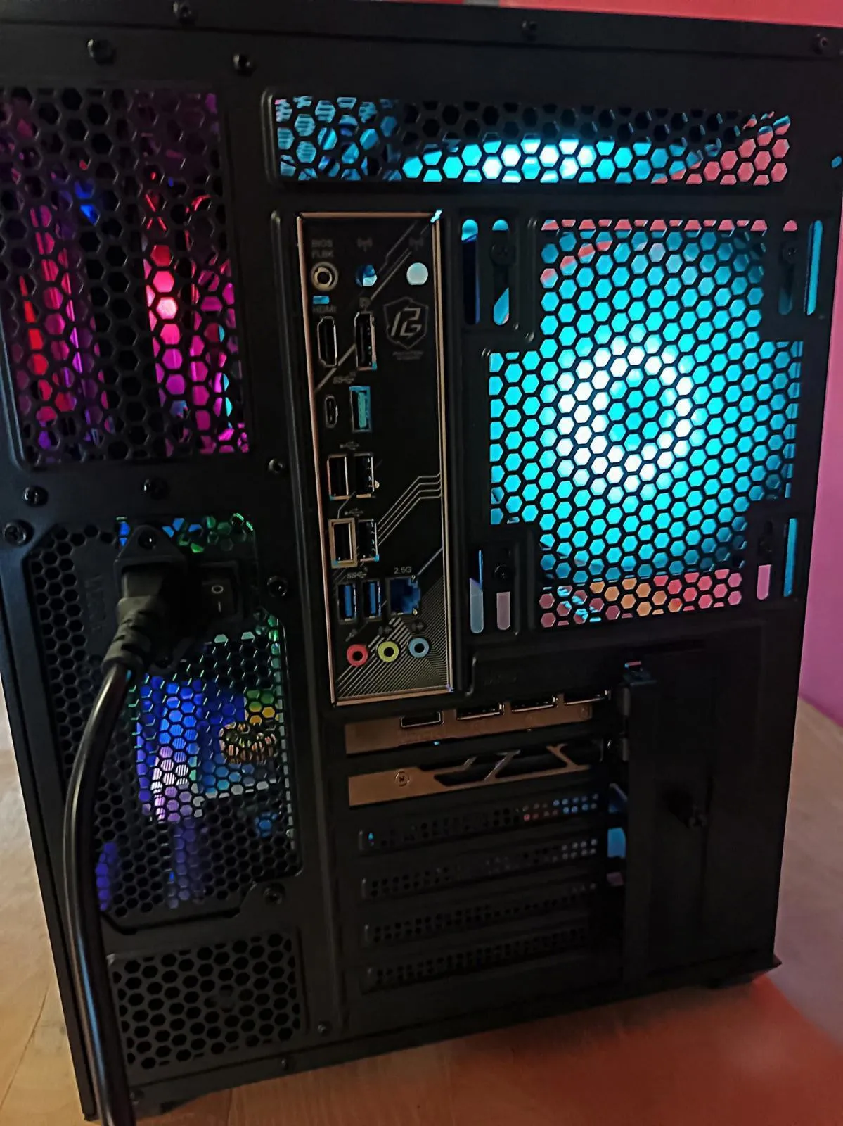 amd ryzen 7 9800x3d, rtx 5080 16gddr7, 64gb ram, 1tb m.2, 4tb hdd - slika 6