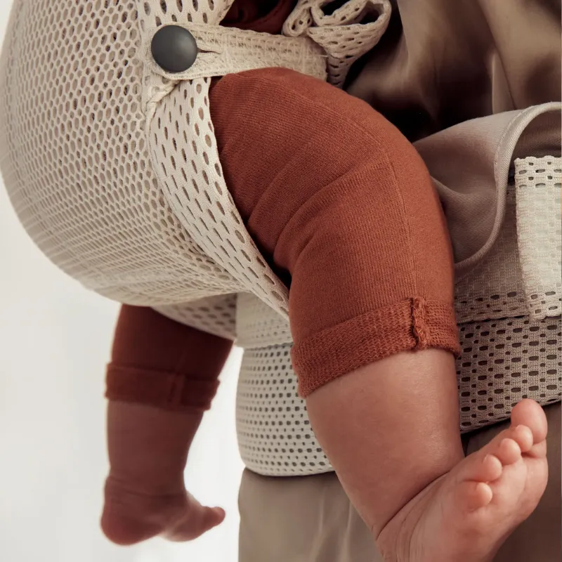 babybjörn nosiljka harmony – krem mesh - slika 2