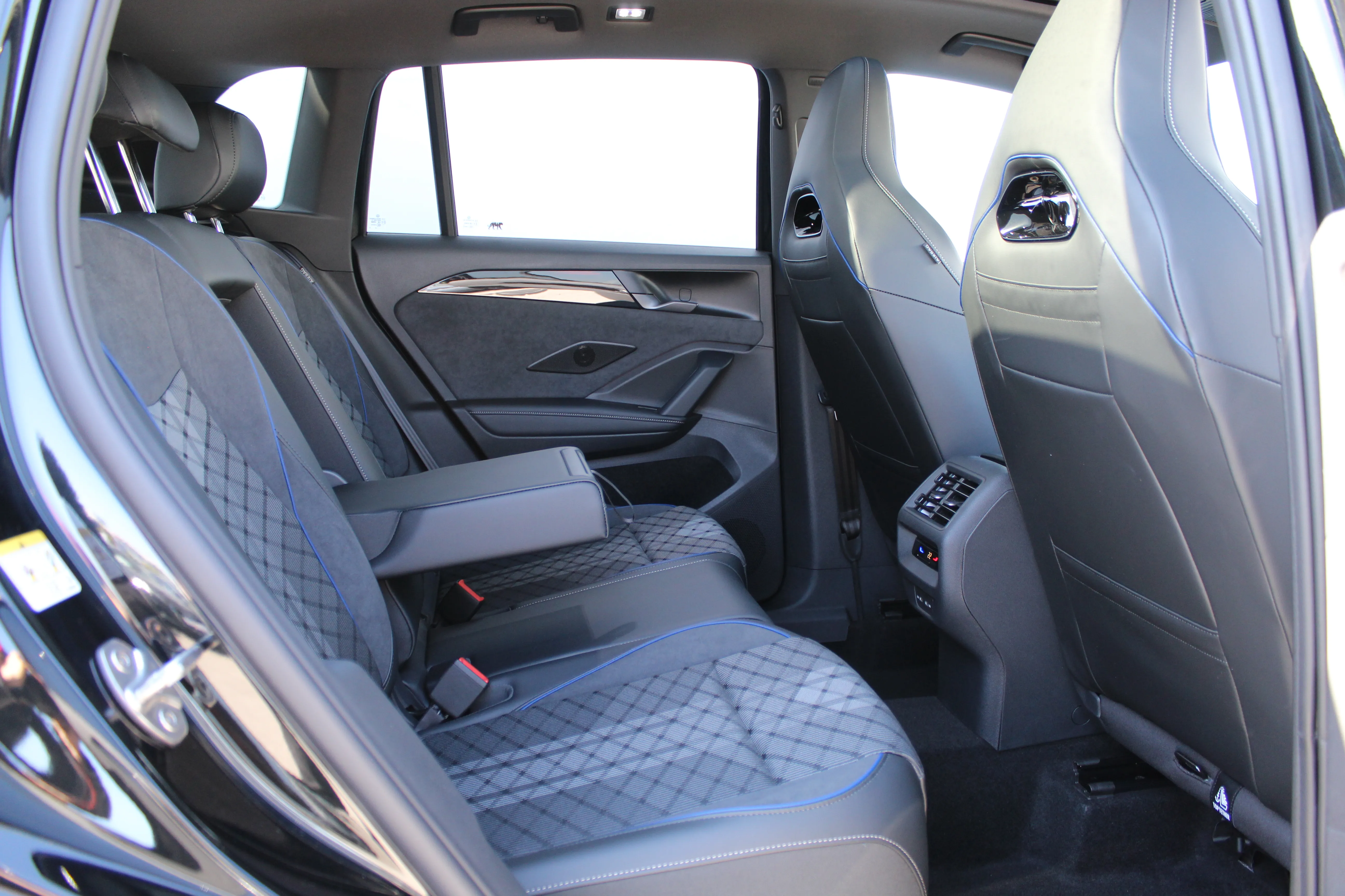 13213 volkswagen tiguan 2.0 tdi dsg r-line plus - slika 13