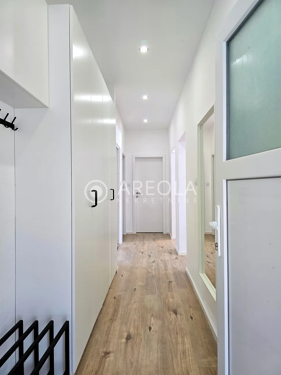 kaštel kambelovac - namješten trosoban stan - dugoročno! - slika 10