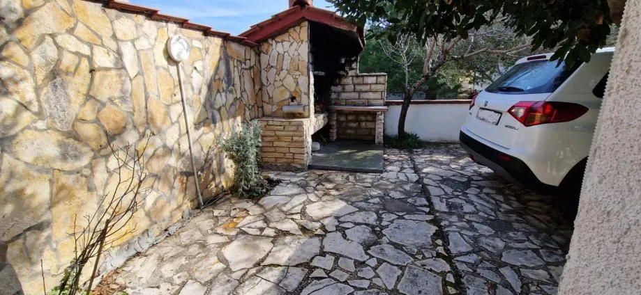 vir, kuća s 4 apartmana(182m2), 150 metara do plaže - slika 8