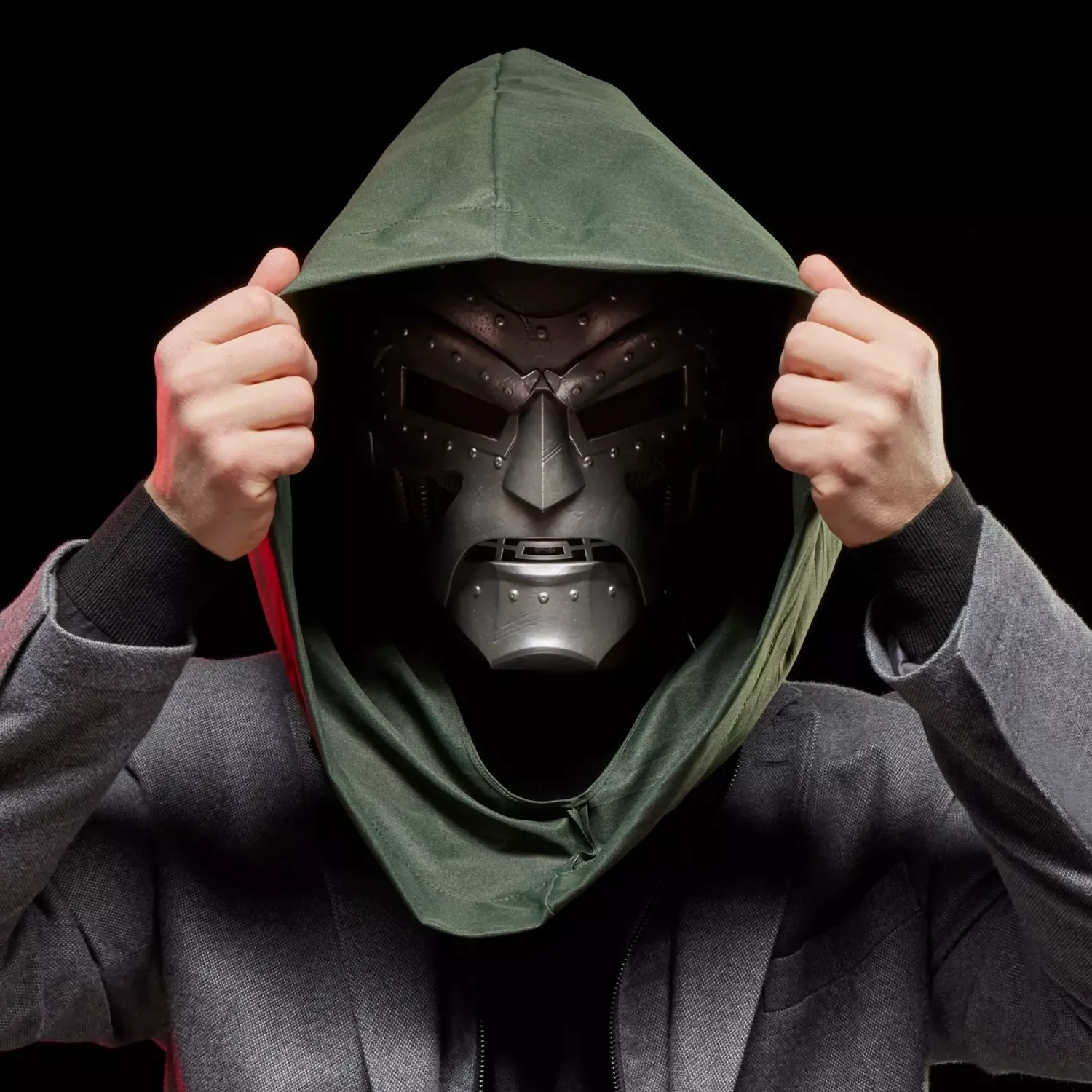 marvel legends series – doctor doom premium roleplay helmet - slika 4