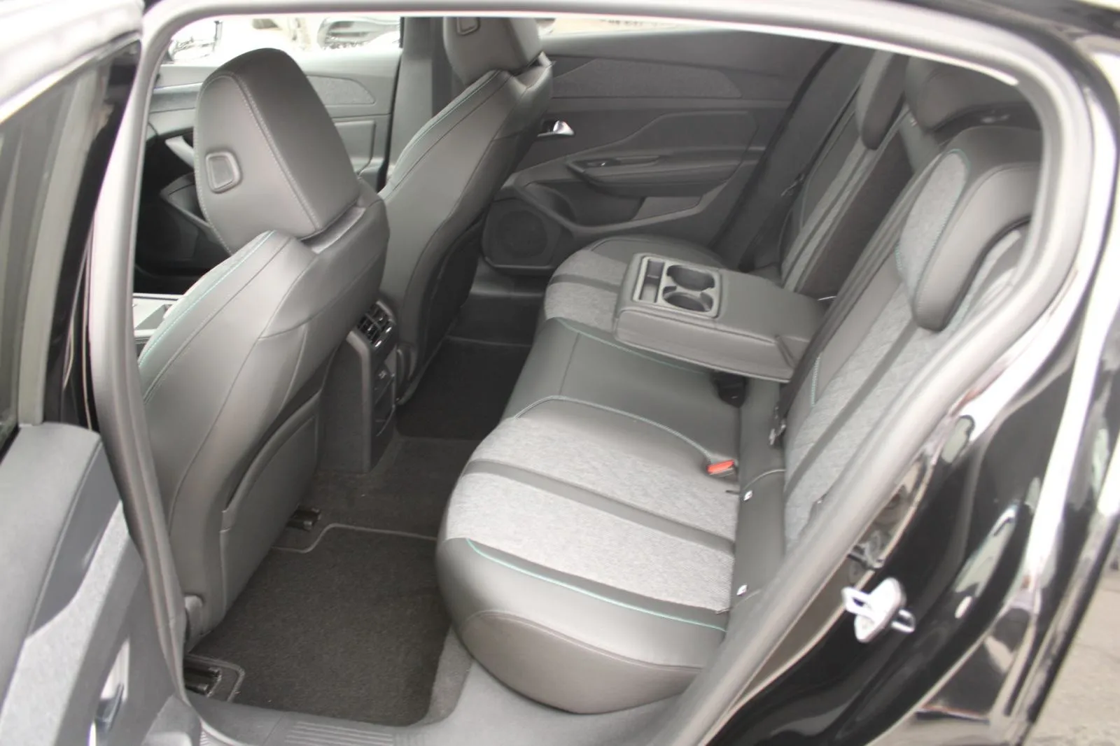 peugeot 408 1.6 hybrid 180 allure *led,navigacija,kamera* automatik - slika 22