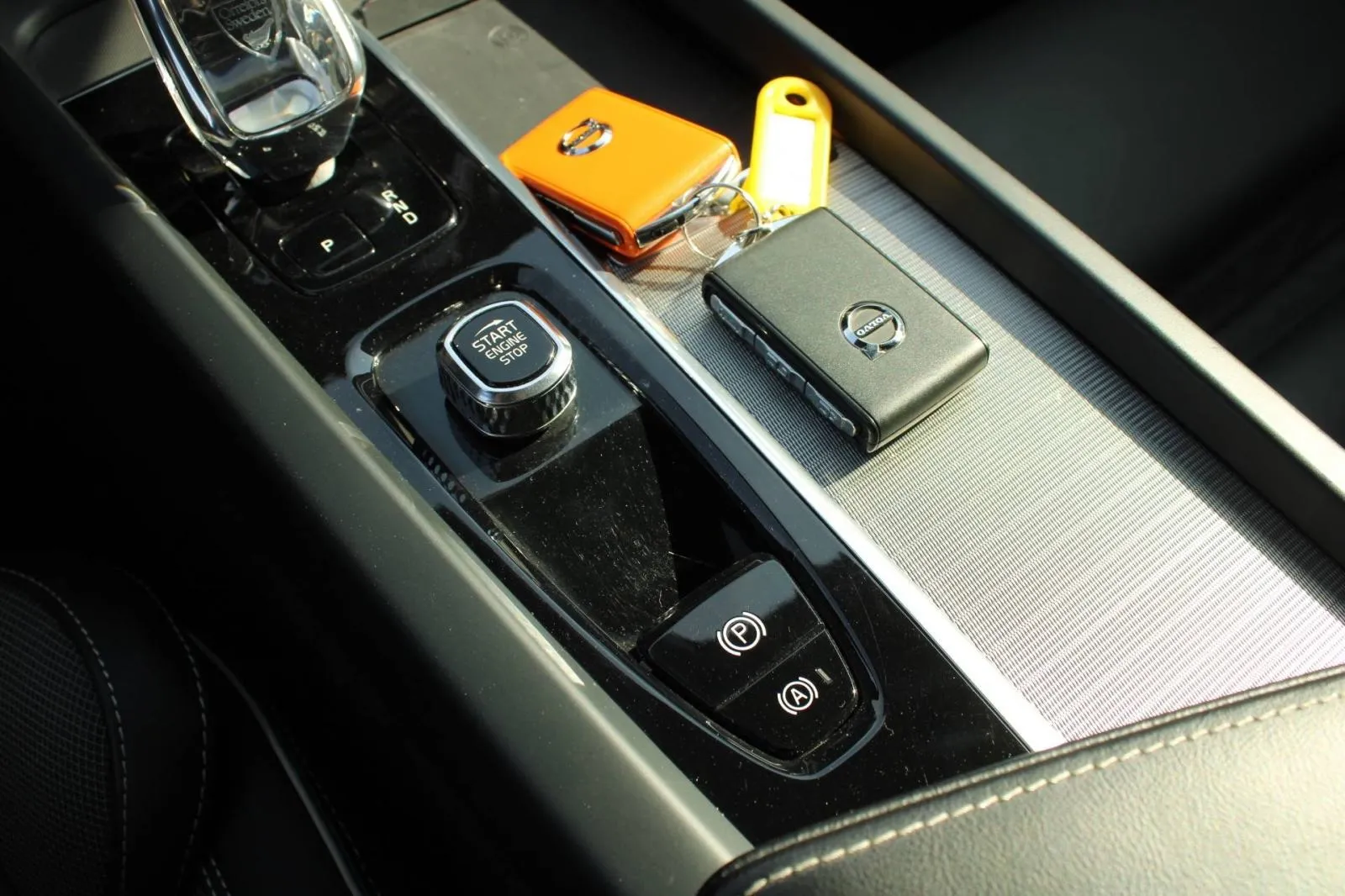 volvo v60 b3 automatik dark plus *led, navigacija, kamera* - slika 23