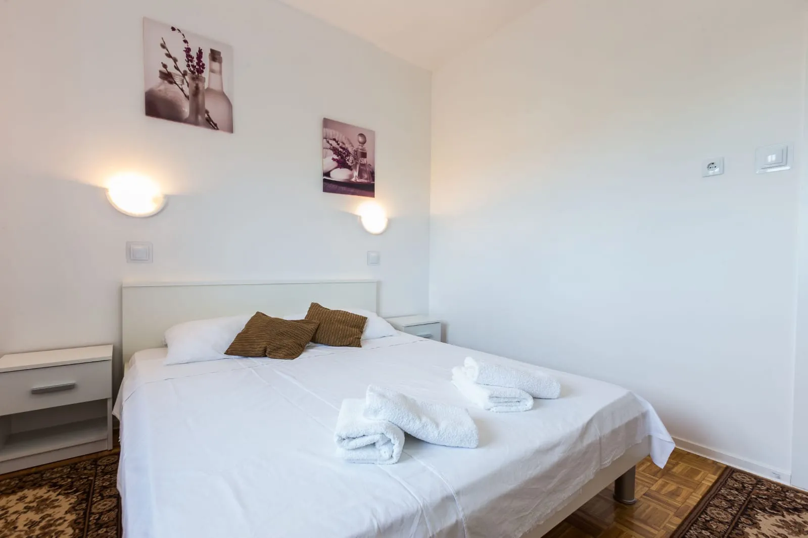app 4+1, od 49 e, 100 m od betonske i šljunčane plaže, veliki balkon - slika 18