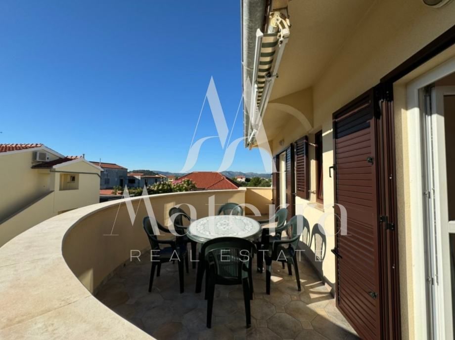 murter, 2-soban stan - 80,05m2 sa terasom, parking, 40om od centra - slika 8
