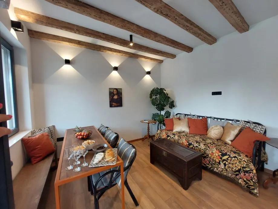 kamena kuća s dvorom i dva apartmana: kaštel štafilić, 120.00 m2 - slika 2
