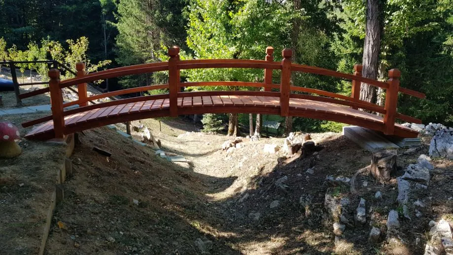 dekorativni drveni mostić – praktična elegancija - slika 7