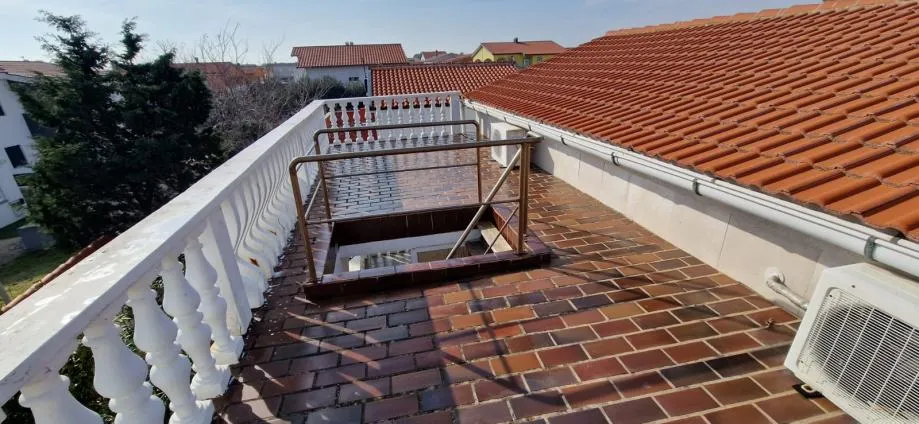 vir, kuća s 4 apartmana(182m2), 150 metara do plaže - slika 16