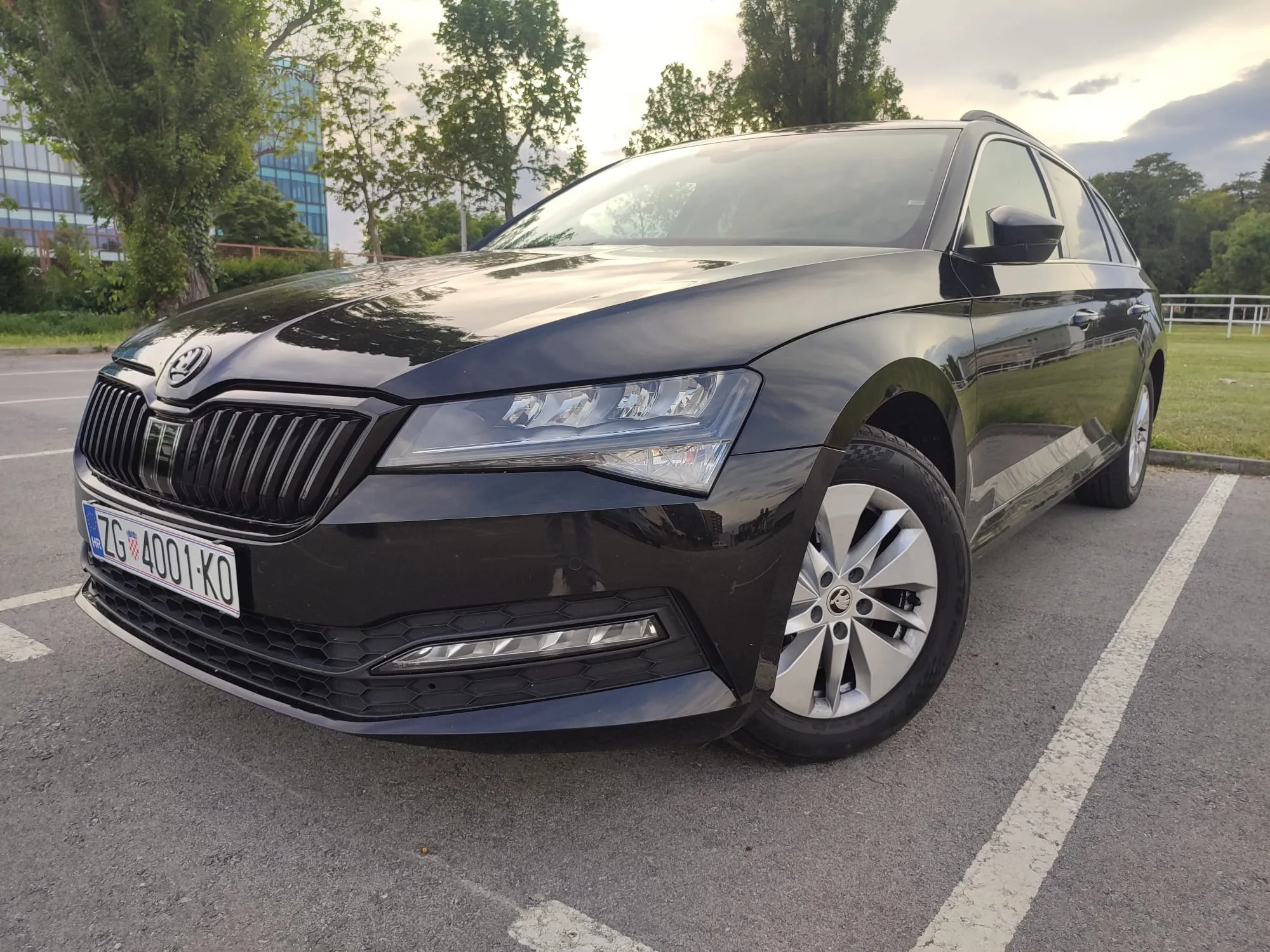 škoda superb 2023 | 2 seta alu felgi+ljetne i zimske gume | top stanje - slika 6
