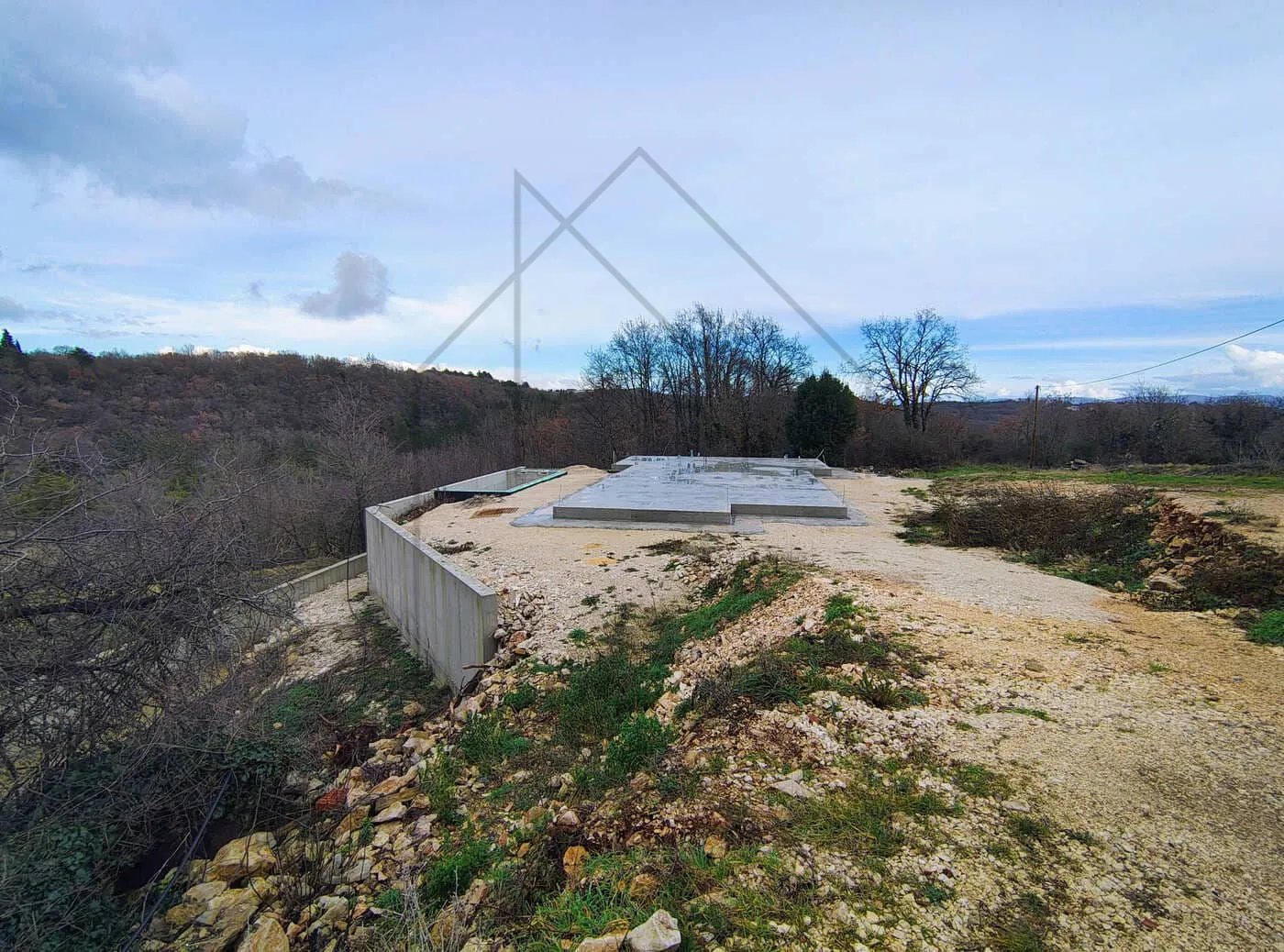 Započeta gradnja, prizemnica s bazenom i podrumom – Labin, Istra
