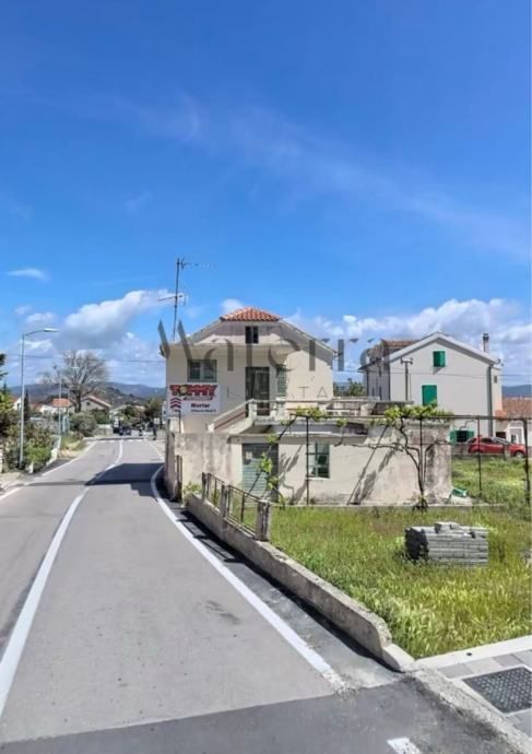 murter, samostojeća kuća sa 2 stana,parcela 558m2, frekventna lokacija - slika 11