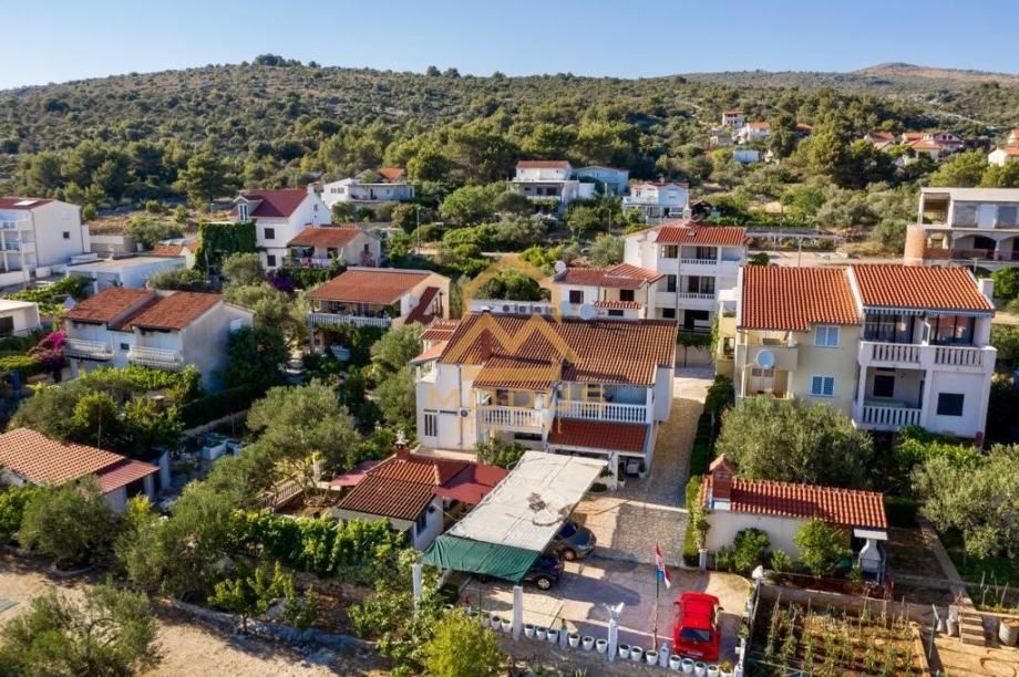 Rogoznica, Apartmanska kuća u blizina plaže** (prodaja)