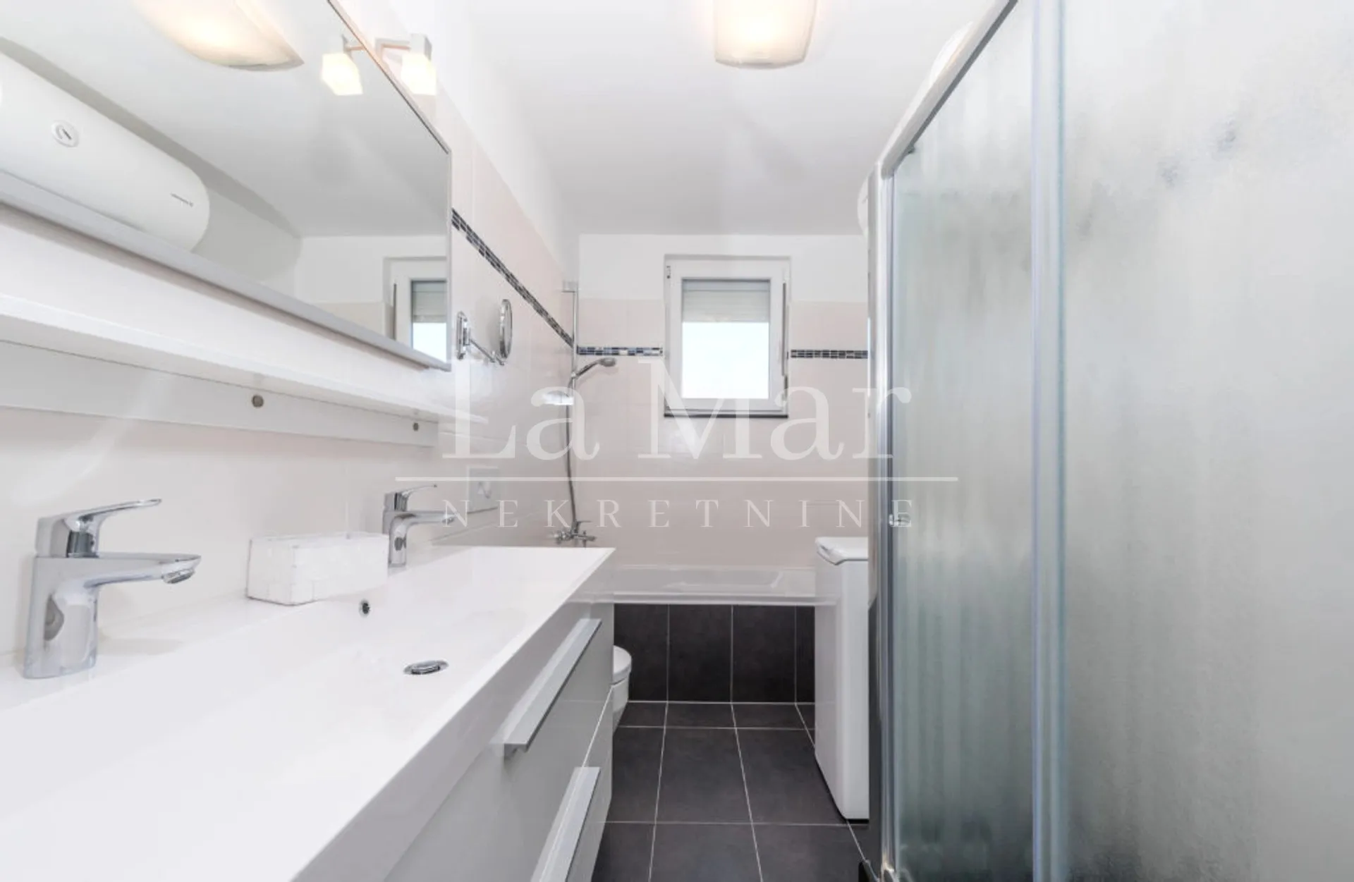 ekskluzivno! novalja- prvi red do mora- penthouse u vili - slika 12