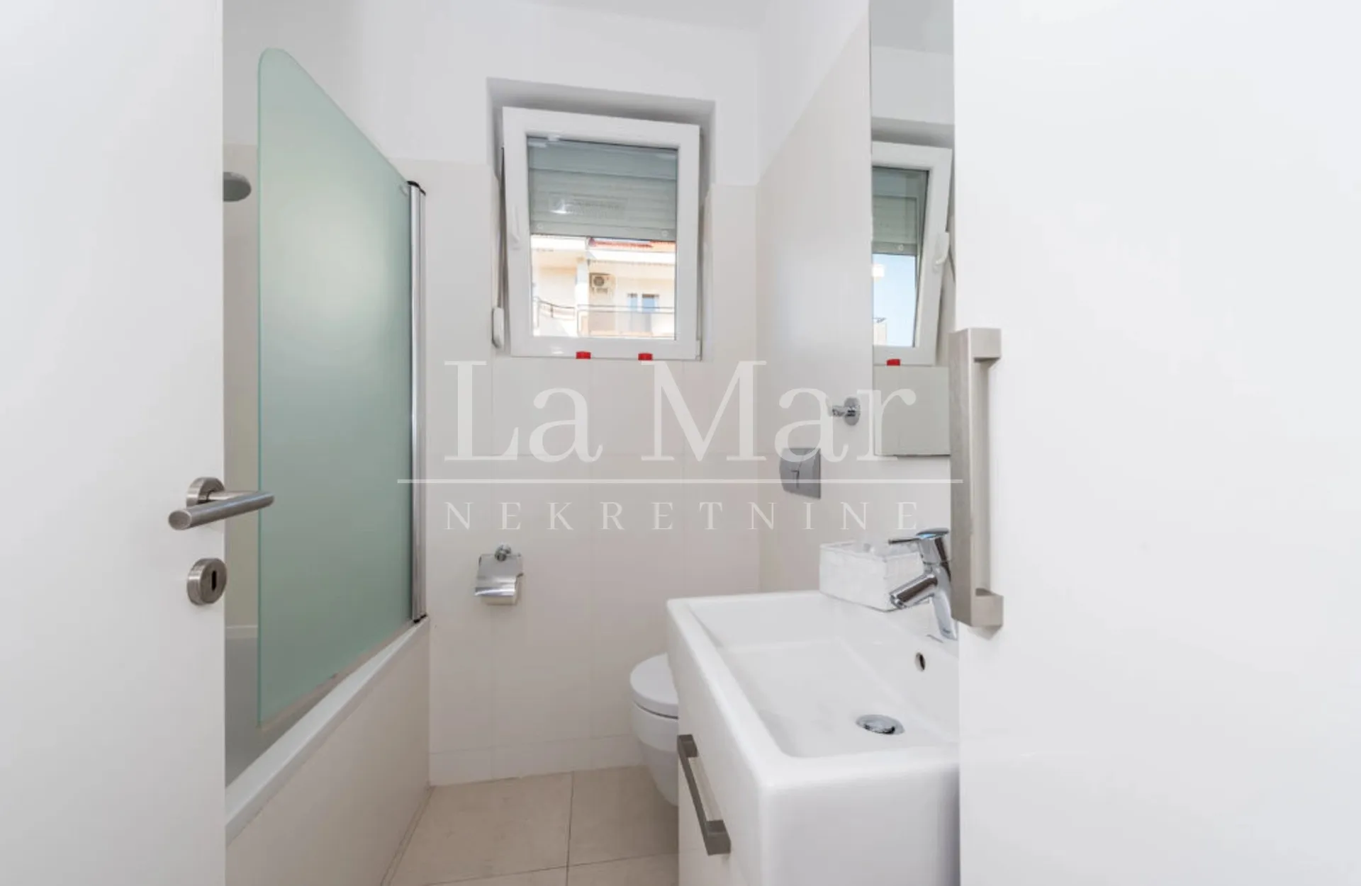 novalja- prvi red do mora- apartman u vili - 81.04 m2 - slika 12