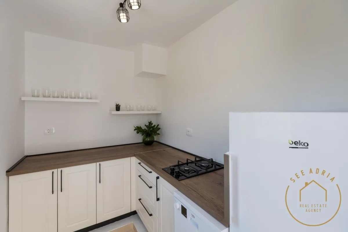 elegantna vila okružena zelenilom, buje - slika 15