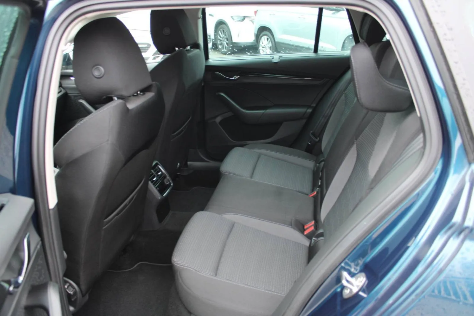 škoda octavia combi 2.0 tdi *panorama, led, navigacija, kamera* - slika 13
