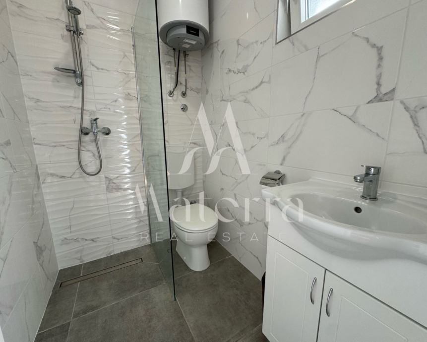 novouređena kuća sa 6 apartmana, plaža 350m (prodaja) - slika 4
