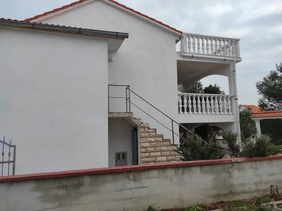 vir, kuća s 4 apartmana(182m2), 150 metara do plaže - slika 6