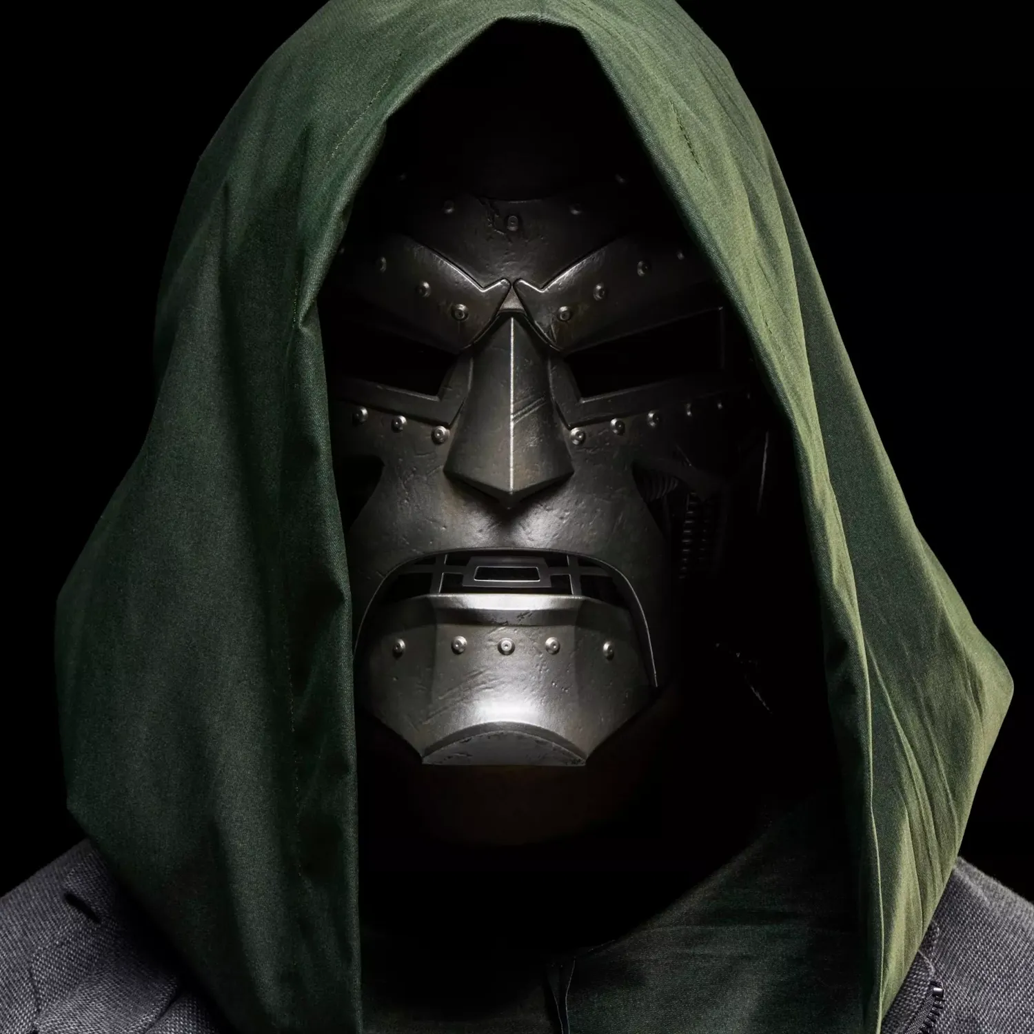 marvel legends series – doctor doom premium roleplay helmet - slika 2
