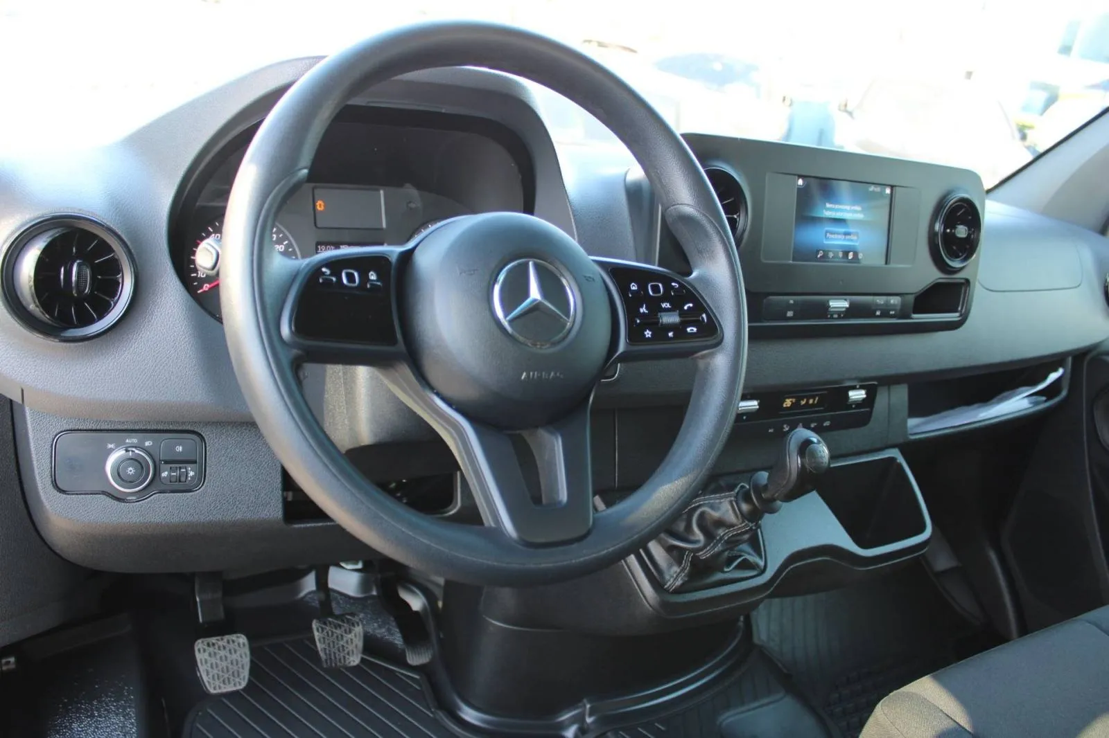 mercedes-benz sprinter 315 cdi kutija + rampa, 2024 god. - slika 12