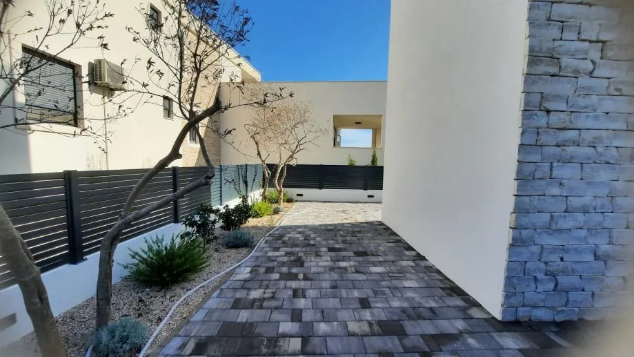 !!stan sa vrtom : murter, 78.00 m2, novogradnja (prodaja) - slika 18