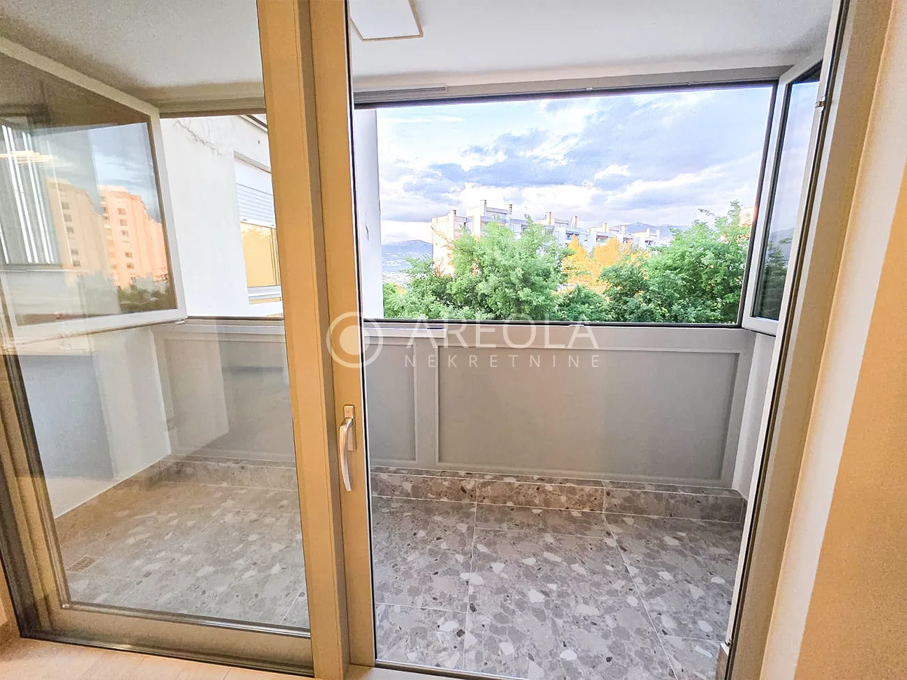 split, pujanke – trosoban stan s 3 lođe, renoviran i novo namješten! - slika 13
