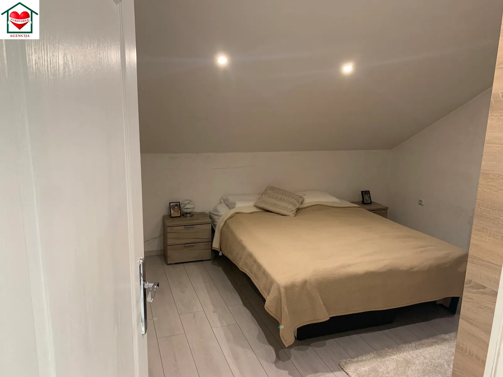 vukovar centar e. unije 14 super predivna kuća 270 m2 - slika 22