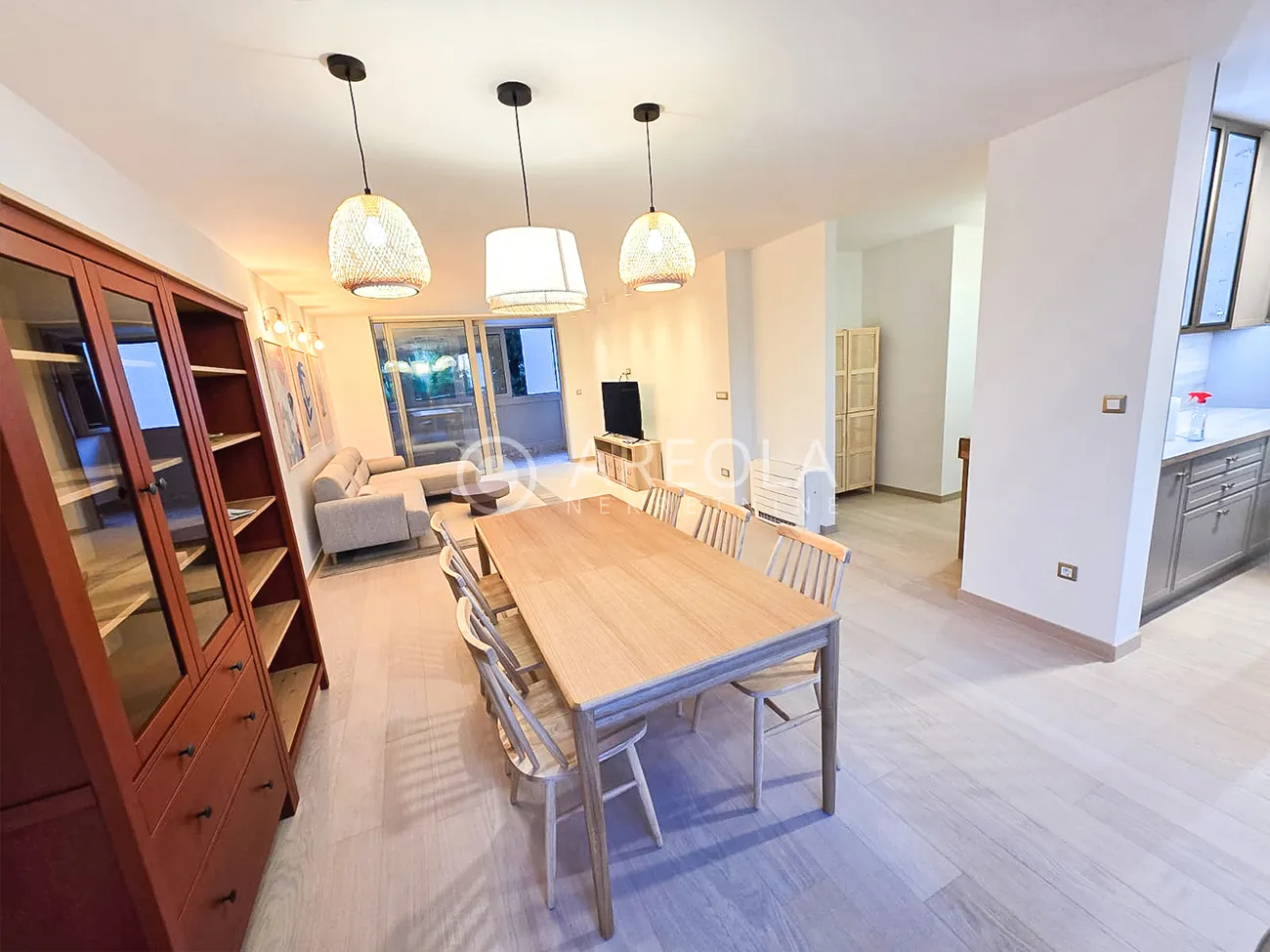 split, pujanke – trosoban stan s 3 lođe, renoviran i novo namješten! - slika 3