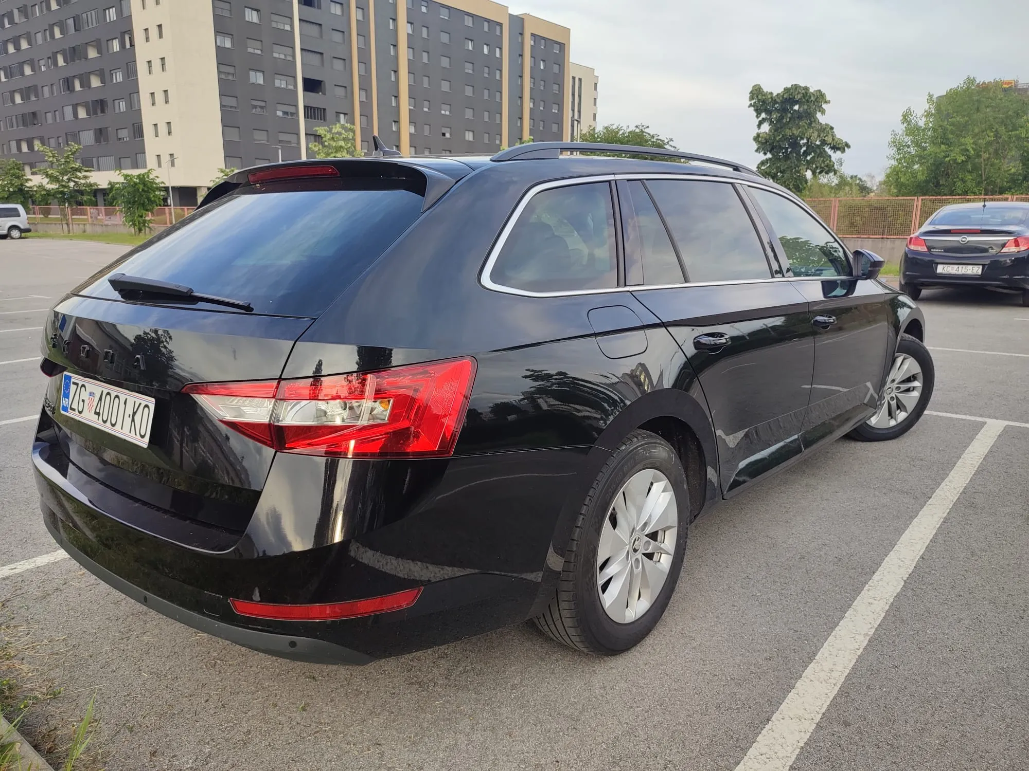 škoda superb 2023 | 2 seta alu felgi+ljetne i zimske gume | top stanje - slika 8
