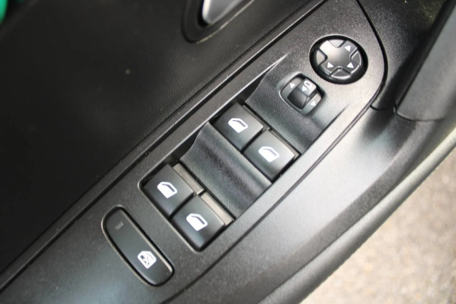 peugeot 2008 1.2 puretech automatik allure *led, navigacija* - slika 13